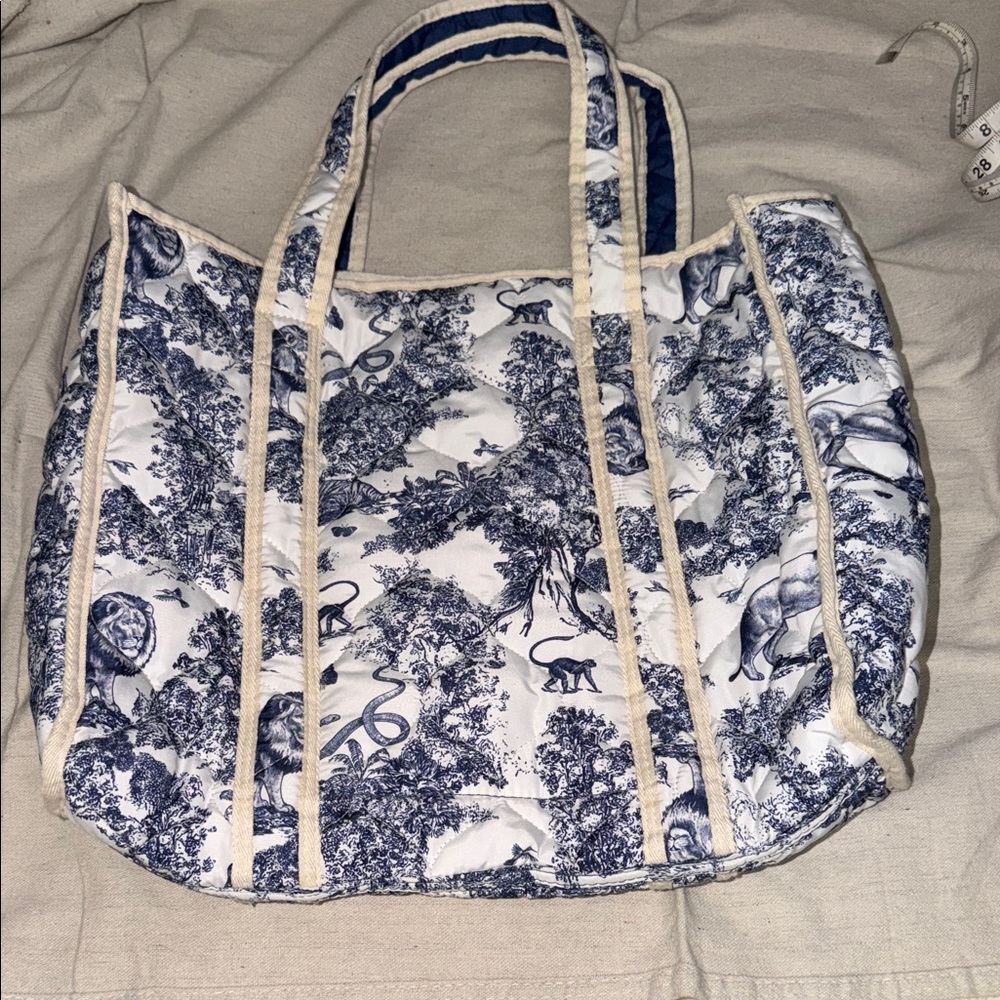 Elle and Emm Toile Reversible Beach Quilted Tote Blue And White - Picture 3 of 9